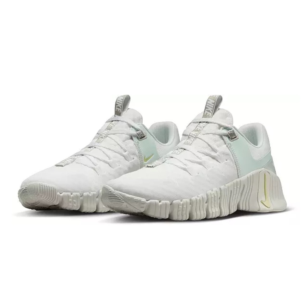NIB Nike Metcon 5 size 6.5 women’s sneakers in “Summit White/Lemon Twist”- new